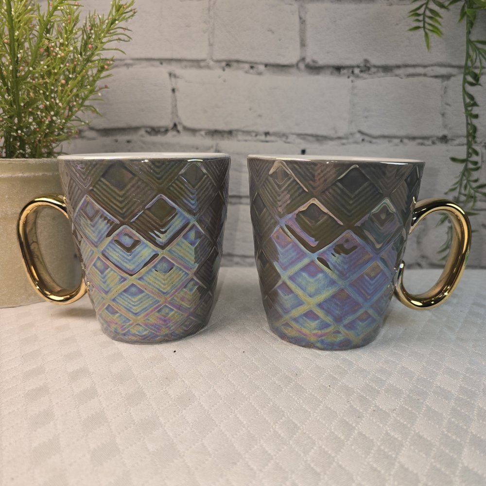 RADIANCE BY TABLETOPS IRIDESCENT GEOMETRIC DESIGN COFFEE MUG SET GOLD HANDLES
